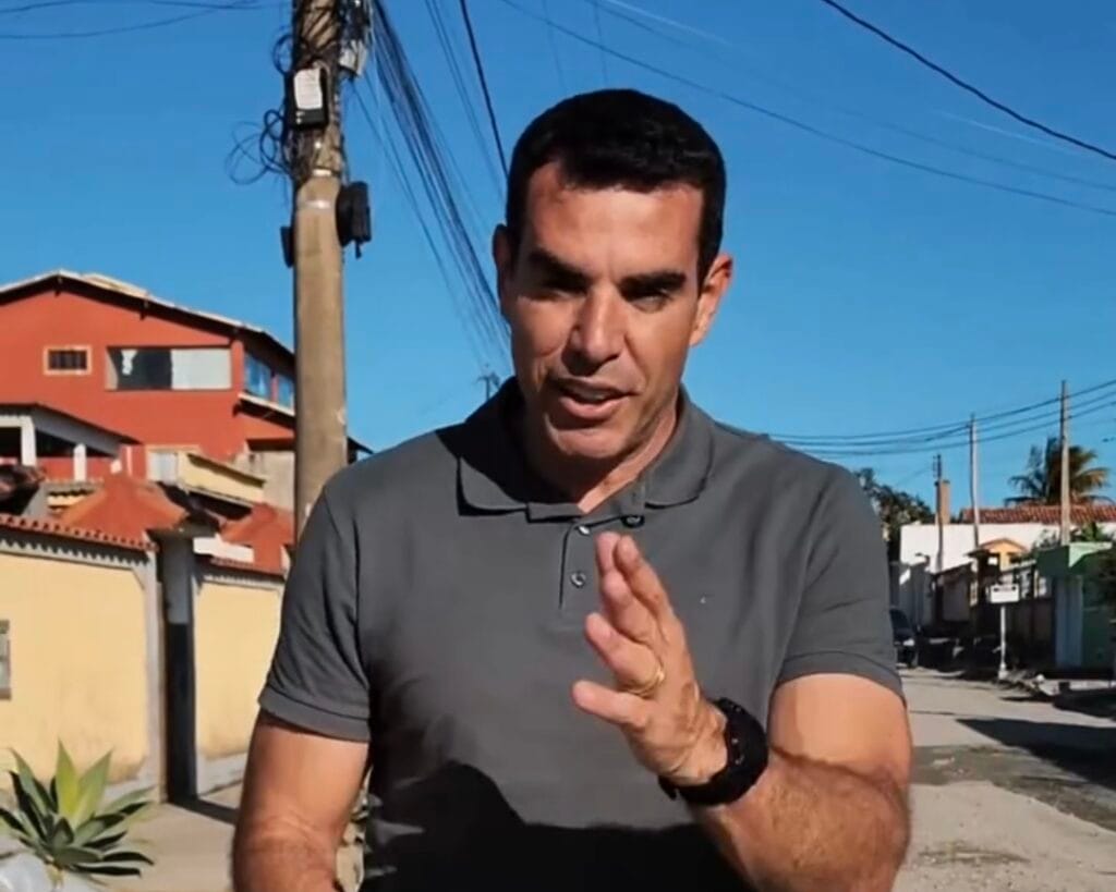 Prefeito Fabinho Costa acompanha obras de pavimentação em Iguaba Pequena