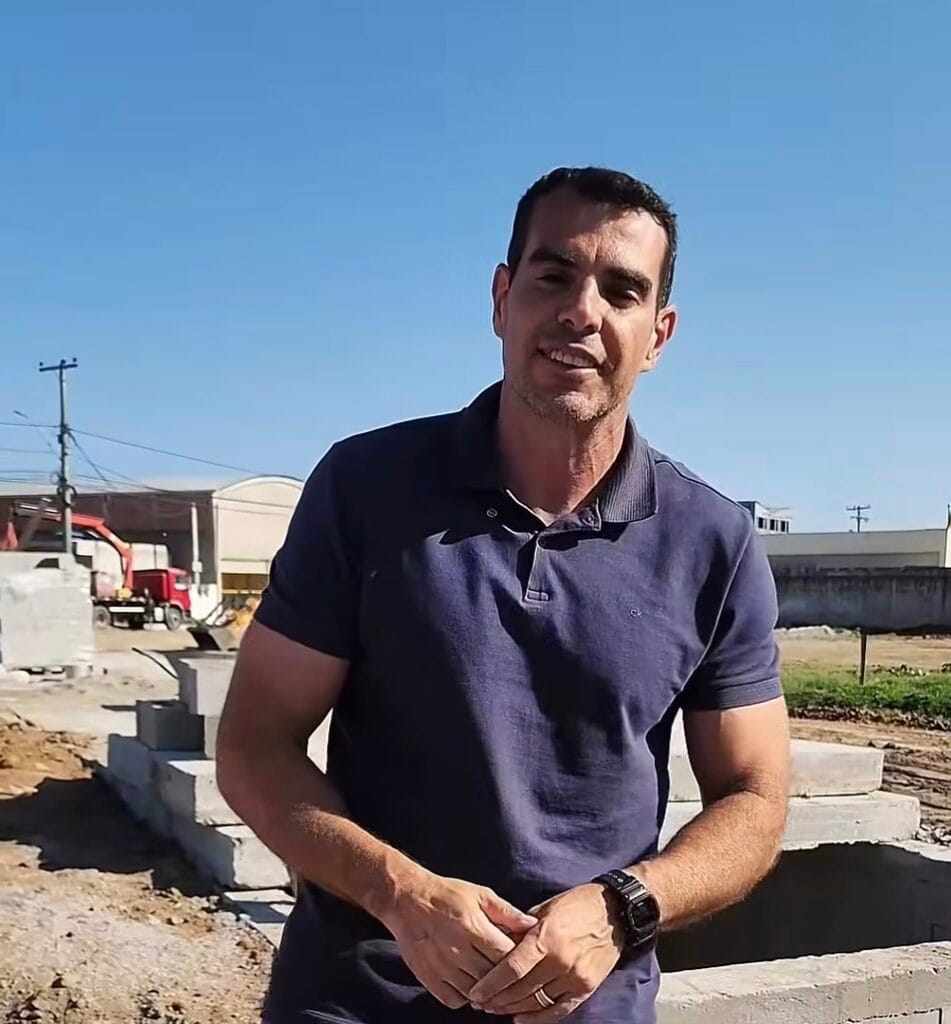 Prefeito Fabinho Costa acompanha obras da nova praça ao lado do Fórum em Iguaba Grande