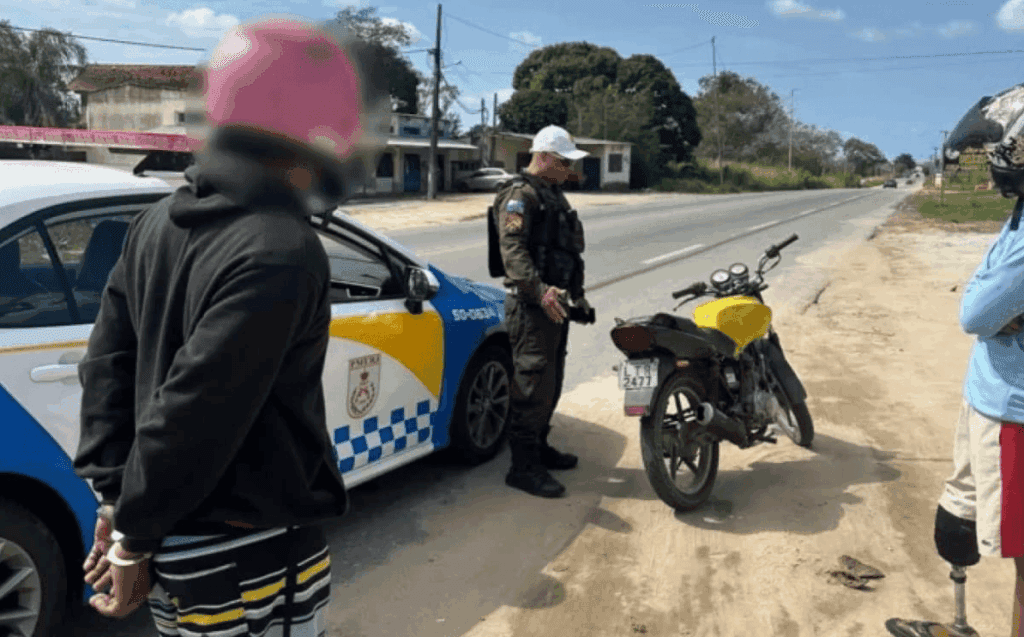 Motocicleta roubada é recuperada na RJ-124 em Araruama Motocicleta roubada é recuperada na RJ-124 em Araruama
