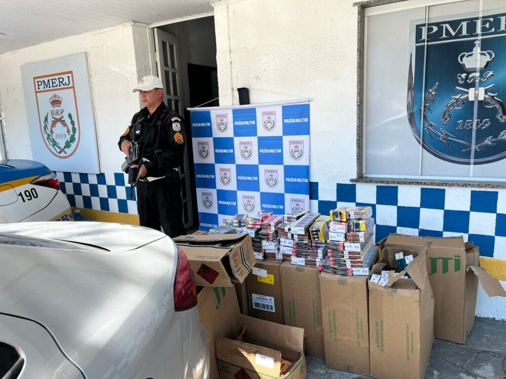 Polícia recupera carga de cigarros roubada e prende criminosos após cerco na Região dos Lagos