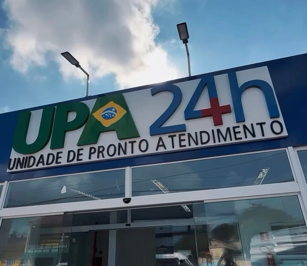 Prefeito Fabinho Costa, ex-prefeito Vantoil Martins e secretária Karin Neto visitam obras da nova UPA de Iguaba Grande