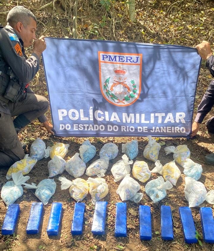 Polícia apreende tonel com drogas em área de mata em São Pedro da Aldeia