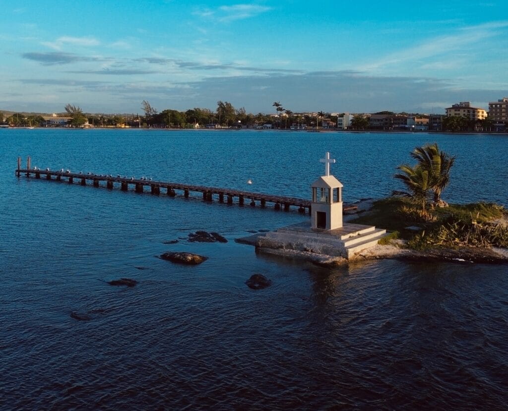 Sinalização de caminho seguro reforça acesso à Ilha de Santa Rita e valoriza patrimônio histórico de Iguaba Grande