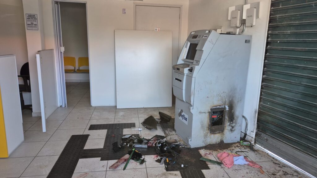 Como os criminosos entraram? Caixa eletrônico é arrombado dentro de loja da Crefisa em Cabo Frio